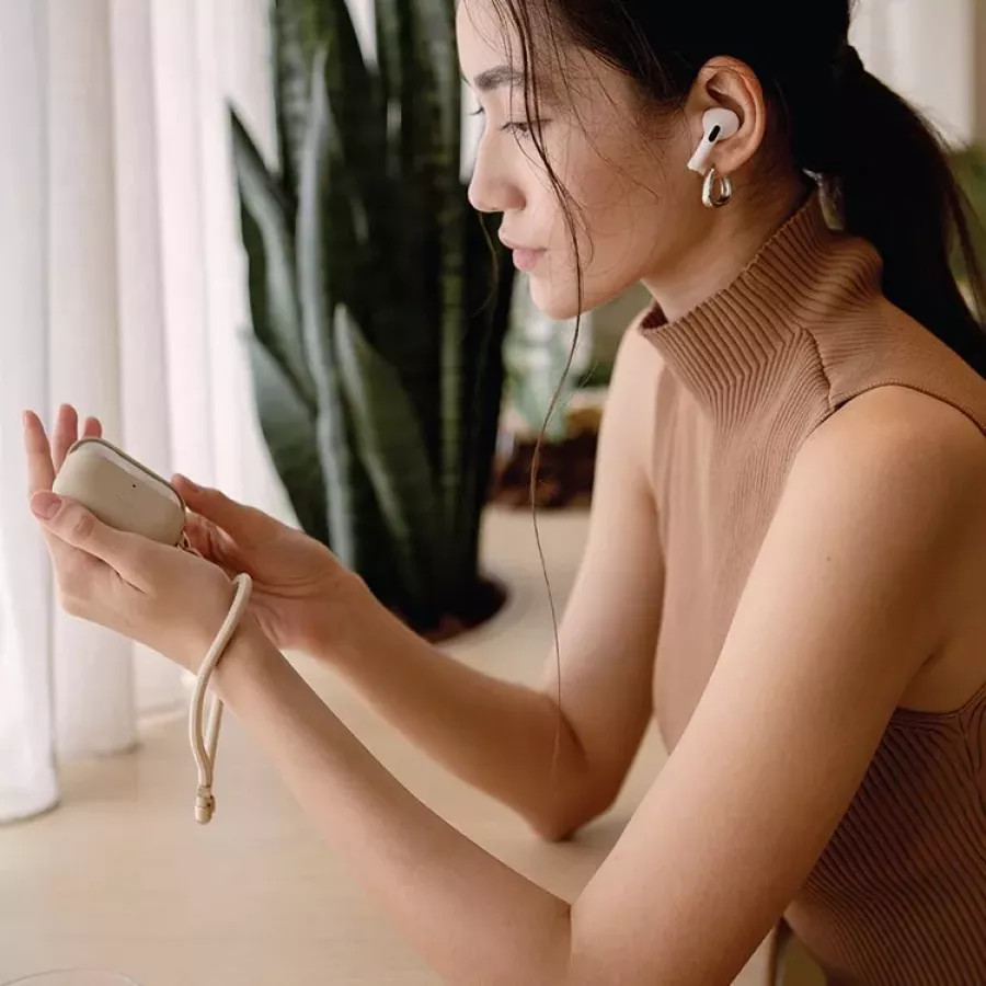Купить Чехол Uniq COEHL Haven with handstrap для Airpods Pro 2, Cream в Сочи. Вид 3