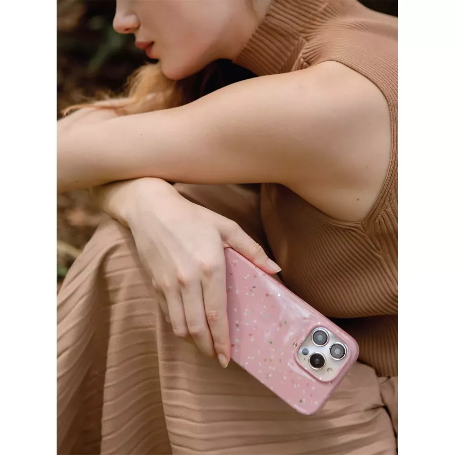 Купить Чехол Uniq COEHL Terrazzo для iPhone 14 Pro Max, Coral Pink в Сочи. Вид 3