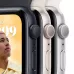 Apple Watch SE 2022 40mm, алюминий серебристого цвета, спортивный ремешок белого цвета. Вид 6